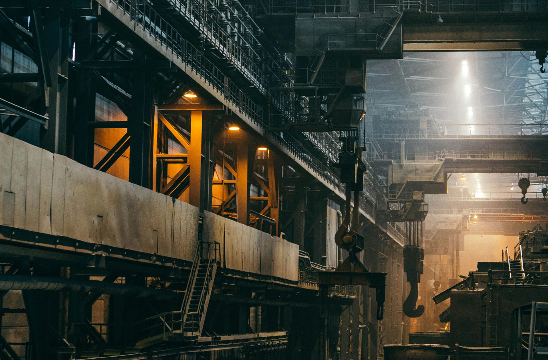 Industrielle Förderanlage mit Förderkette in Betrieb – Vignifica bietet passgenaue Optimierung und Ersatzteile für maximale Standzeit